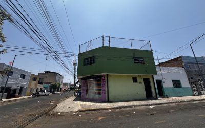 Casa Venta Santa Maria Guadalajara a una cuadra de av. Juan Pablo II Planta Alta cuenta con 2 Departamentos con Cocina Integral Sala comedor 1 Recamara 1 Baño y en la Planta Baja son 3 Locales Comerciales con Medio Baño 