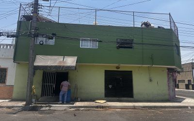 Casa Venta Santa Maria Guadalajara a una cuadra de av. Juan Pablo II Planta Alta cuenta con 2 Departamentos con Cocina Integral Sala comedor 1 Recamara 1 Baño y en la Planta Baja son 3 Locales Comerciales con Medio Baño 