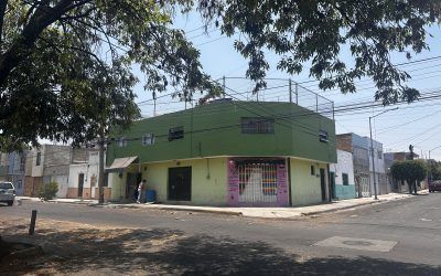 Casa Venta Santa Maria Guadalajara a una cuadra de av. Juan Pablo II Planta Alta cuenta con 2 Departamentos con Cocina Integral Sala comedor 1 Recamara 1 Baño y en la Planta Baja son 3 Locales Comerciales con Medio Baño 
